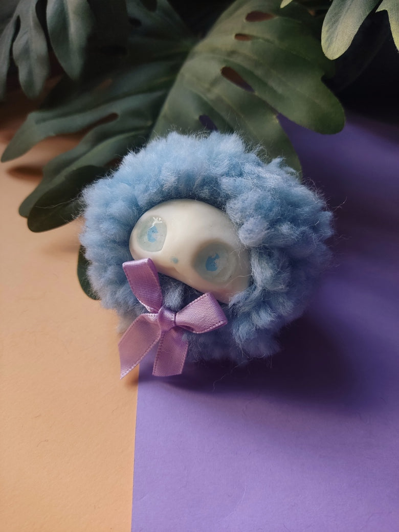 Flouffy Bleu - Créature Kawaii en Peluche et Résine - Trinket Mignon & Original - Création Originale Ada Stationery