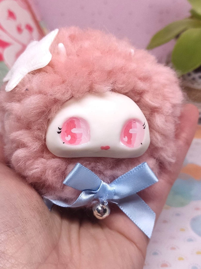 Flouffy Rose - Créature Kawaii en Peluche et Résine - Trinket Mignon & Original - Création Originale Ada Stationery