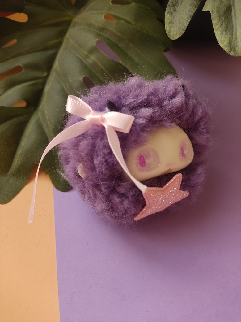Flouffy Violet - Créature Kawaii en Peluche et Résine - Trinket Mignon & Original - Création Originale Ada Stationery