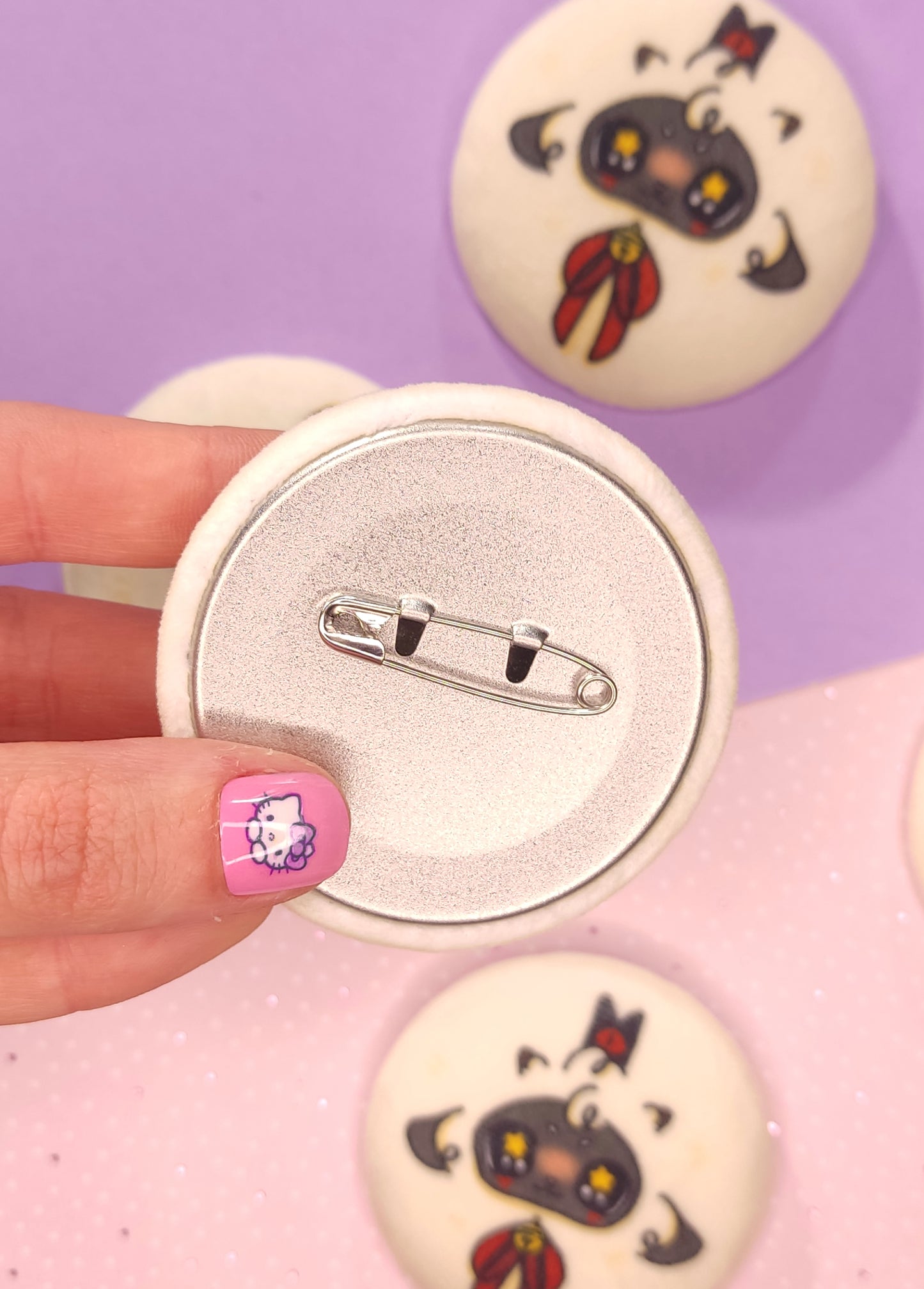 Badge Flouffy Suprême | Badge Rond Duveteux & Doux | Accessoire Kawaii Moelleux | Ada Stationery