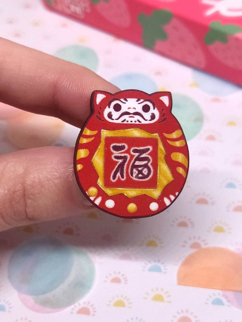 Pin's en Bois Virtual-Cat Daruma | Broche Kawaii Japonaise | Badge Original & Mignon