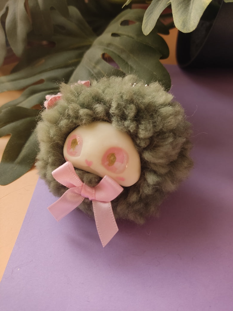 Flouffy Vert - Créature Kawaii en Peluche et Résine - Trinket Mignon & Original - Création Originale Ada Stationery