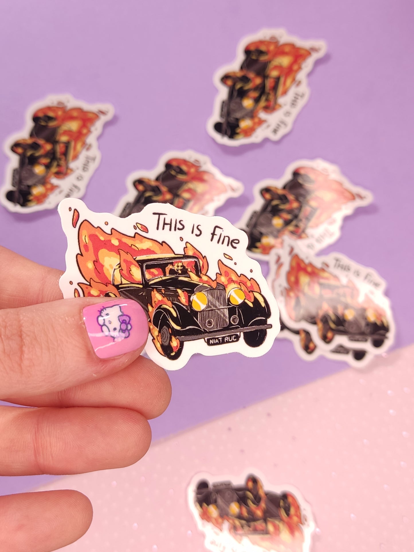 Sticker Vinyle Brillant Bentley en Feu "This is Fine" - Humour Noir & Tendance - Accessoire Original