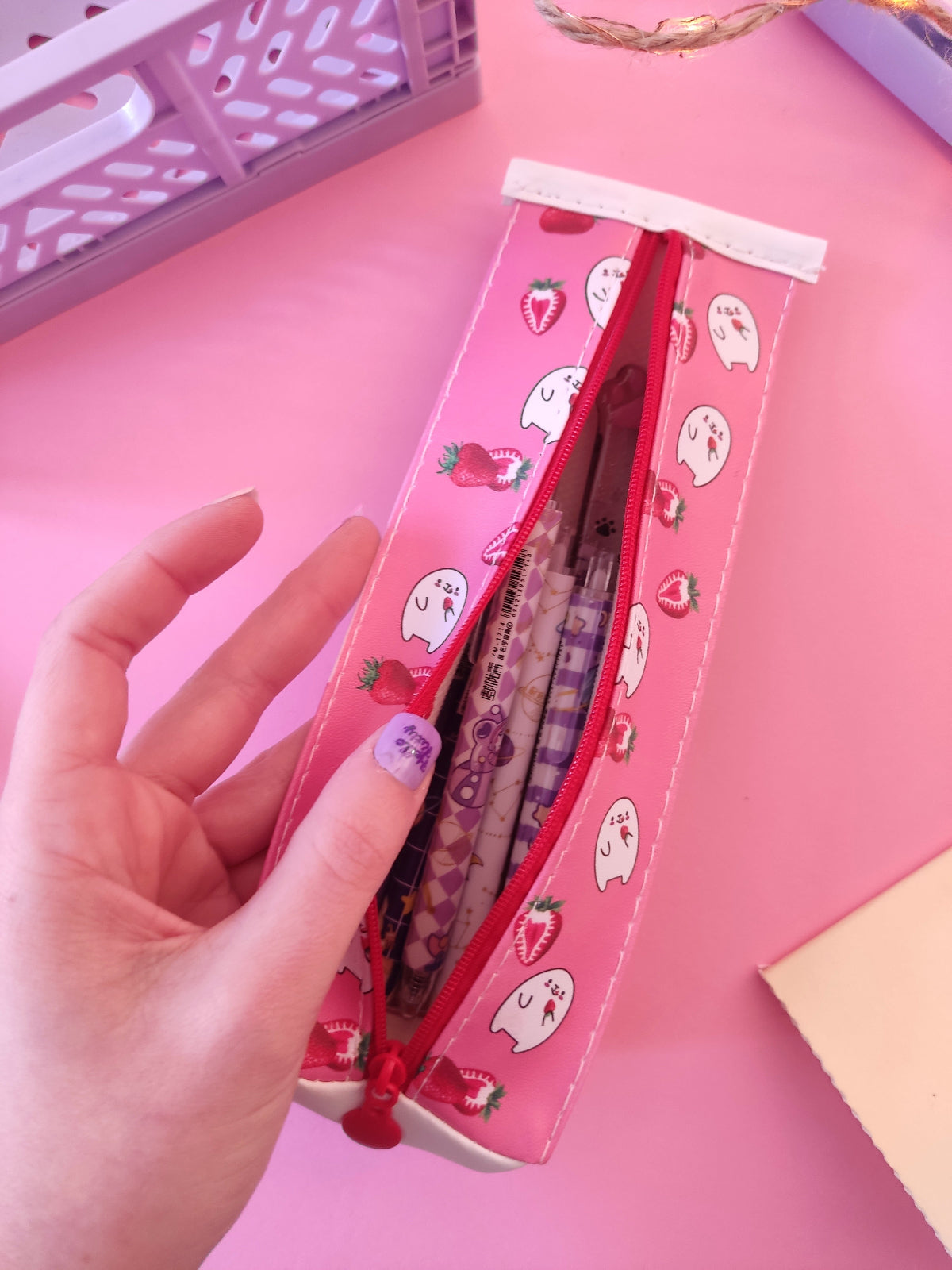 Intérieur de la trousse brique de lait remplie de stylos, surligneurs et gommes.