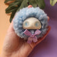 Flouffy Bleu - Créature Kawaii en Peluche et Résine - Trinket Mignon & Original - Création Originale Ada Stationery