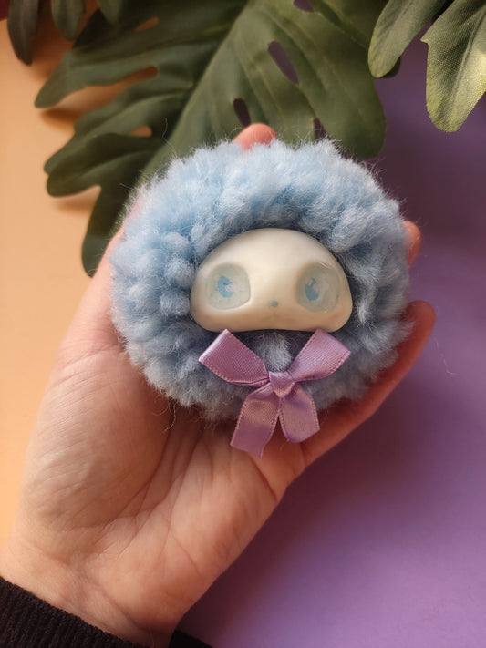 Flouffy Bleu - Créature Kawaii en Peluche et Résine - Trinket Mignon & Original - Création Originale Ada Stationery