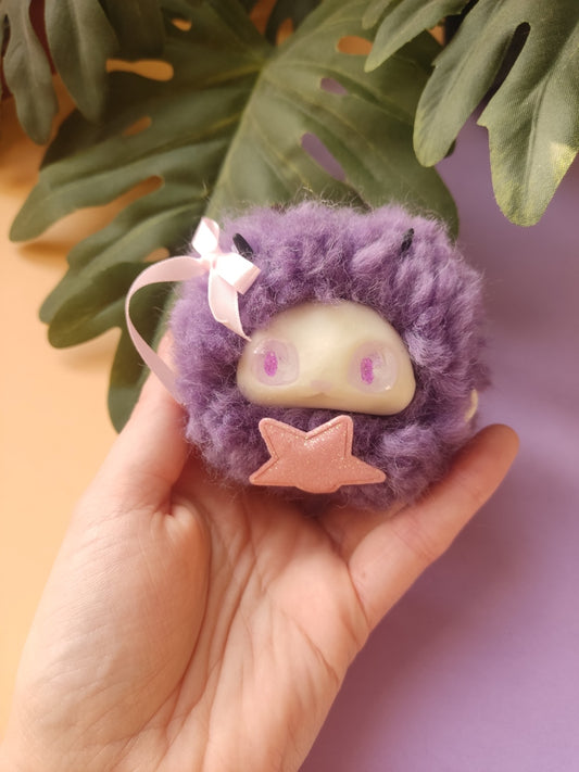 Flouffy Violet - Créature Kawaii en Peluche et Résine - Trinket Mignon & Original - Création Originale Ada Stationery