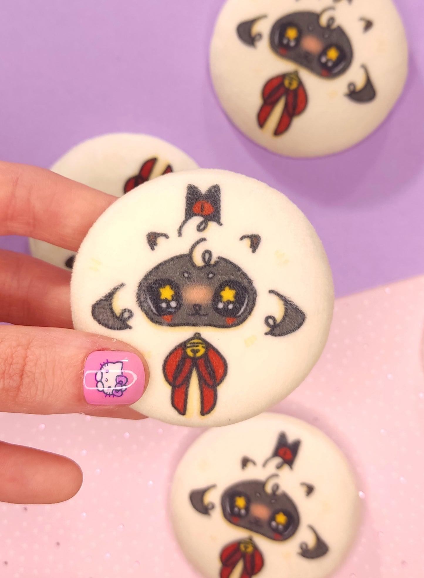 Badge Flouffy Suprême | Badge Rond Duveteux & Doux | Accessoire Kawaii Moelleux | Ada Stationery