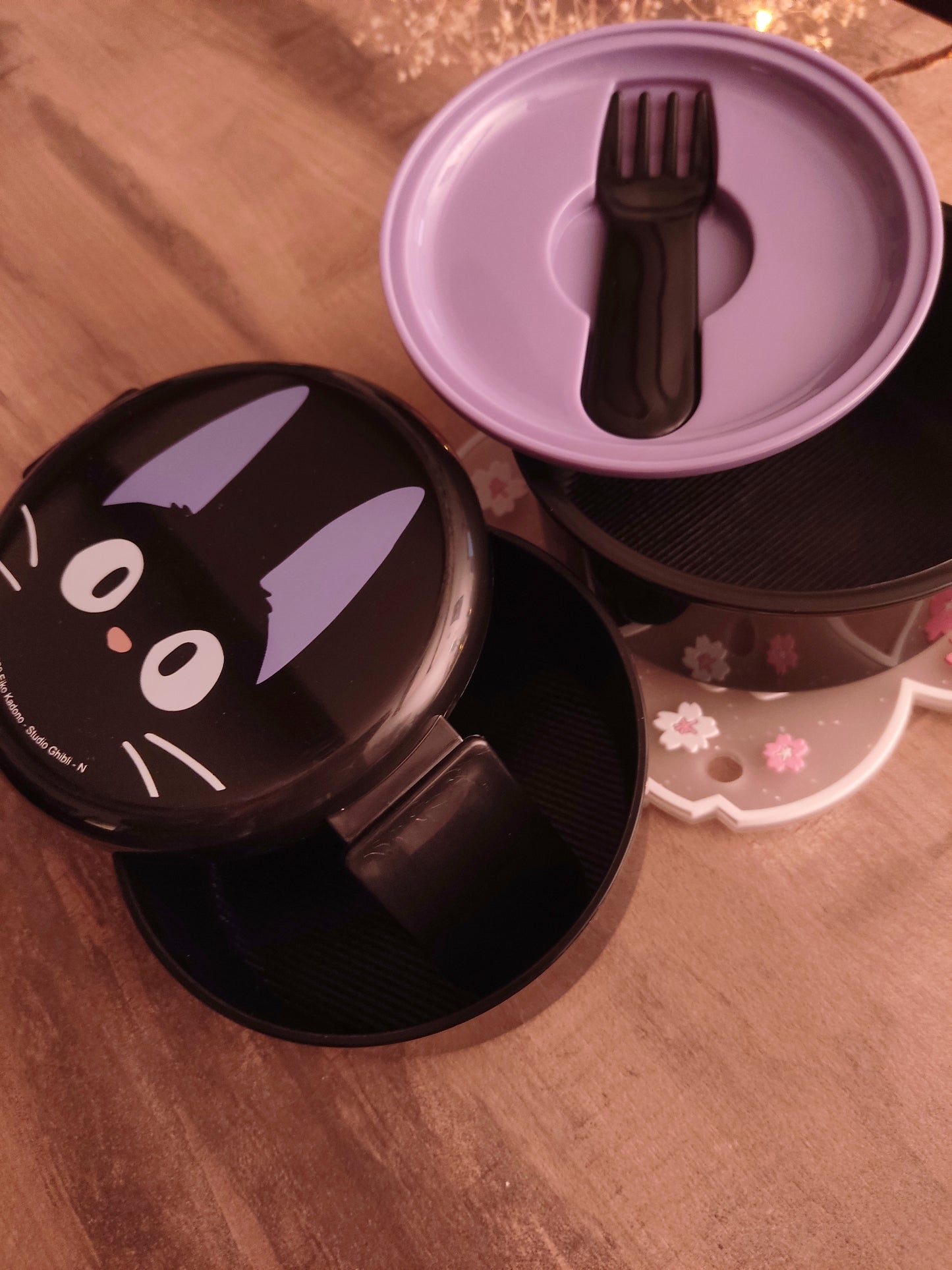 Boîte à Bento Jiji Ronde - Kiki la Petite Sorcière - Deux Niveaux - Fourchette Incluse - 250ml - Repas Ghibli Enfant & Adulte