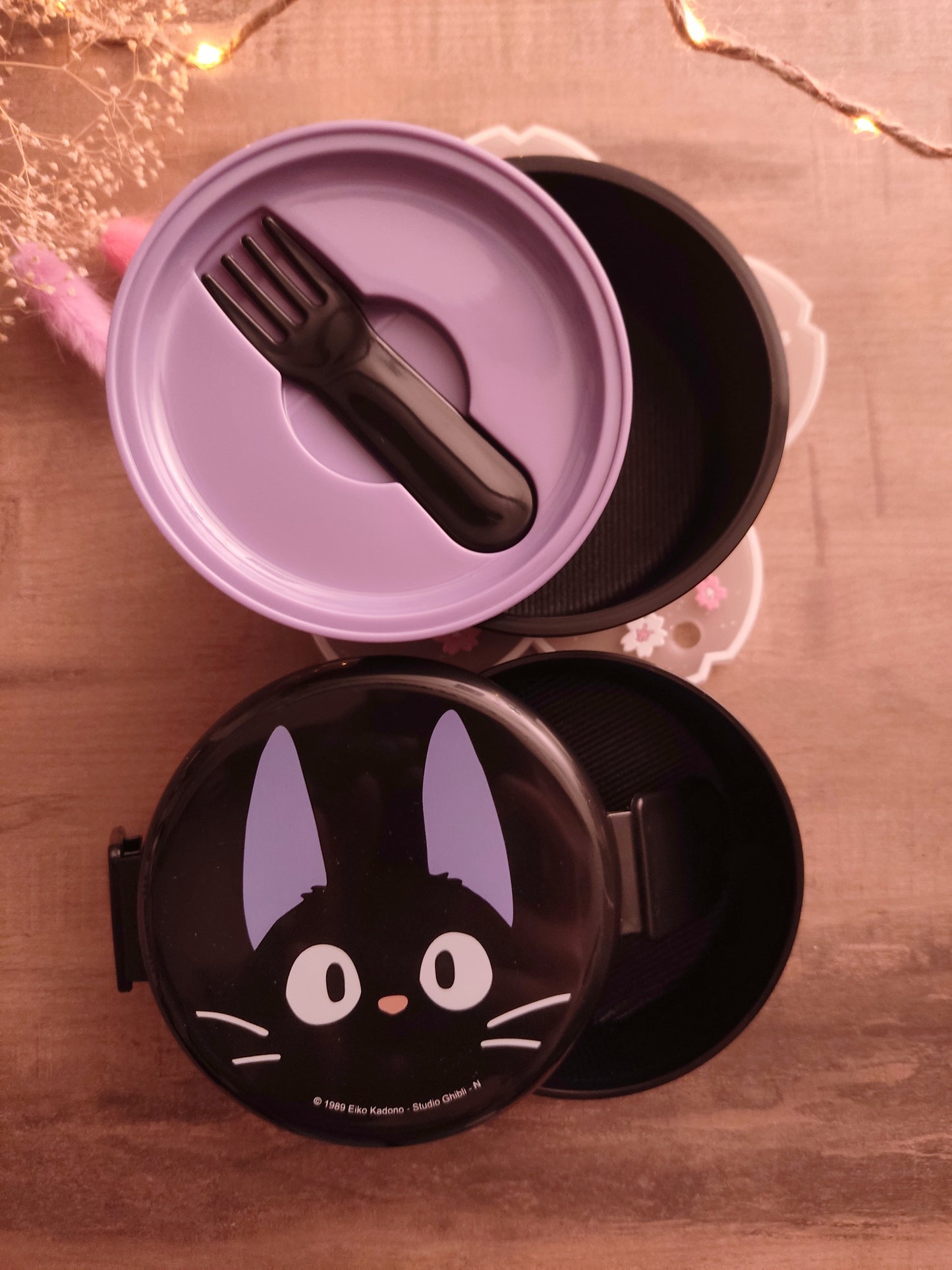 Boîte à Bento Jiji Ronde - Kiki la Petite Sorcière - Deux Niveaux - Fourchette Incluse - 250ml - Repas Ghibli Enfant & Adulte