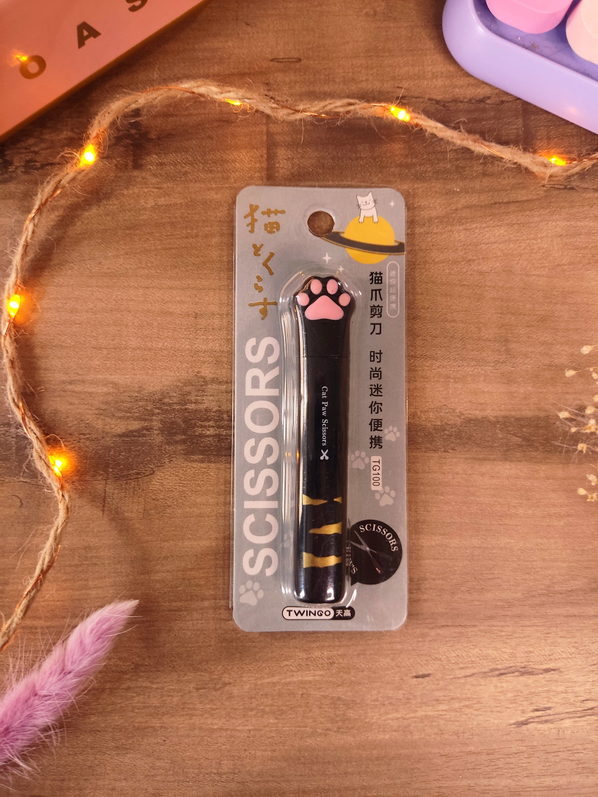 Ciseaux kawaii en forme de patte de chat noiravec capuchon pour la rentrée.