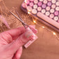 Détail des lames précises et du capuchon patte de chat rose détails