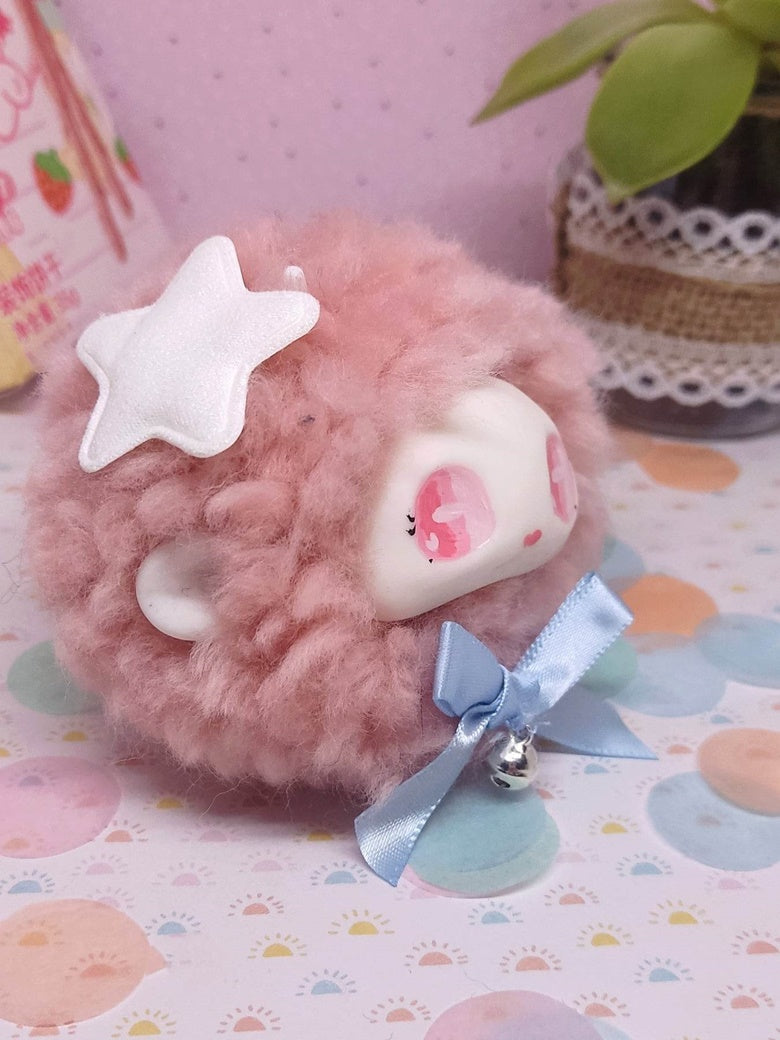 Flouffy Rose - Créature Kawaii en Peluche et Résine - Trinket Mignon & Original - Création Originale Ada Stationery