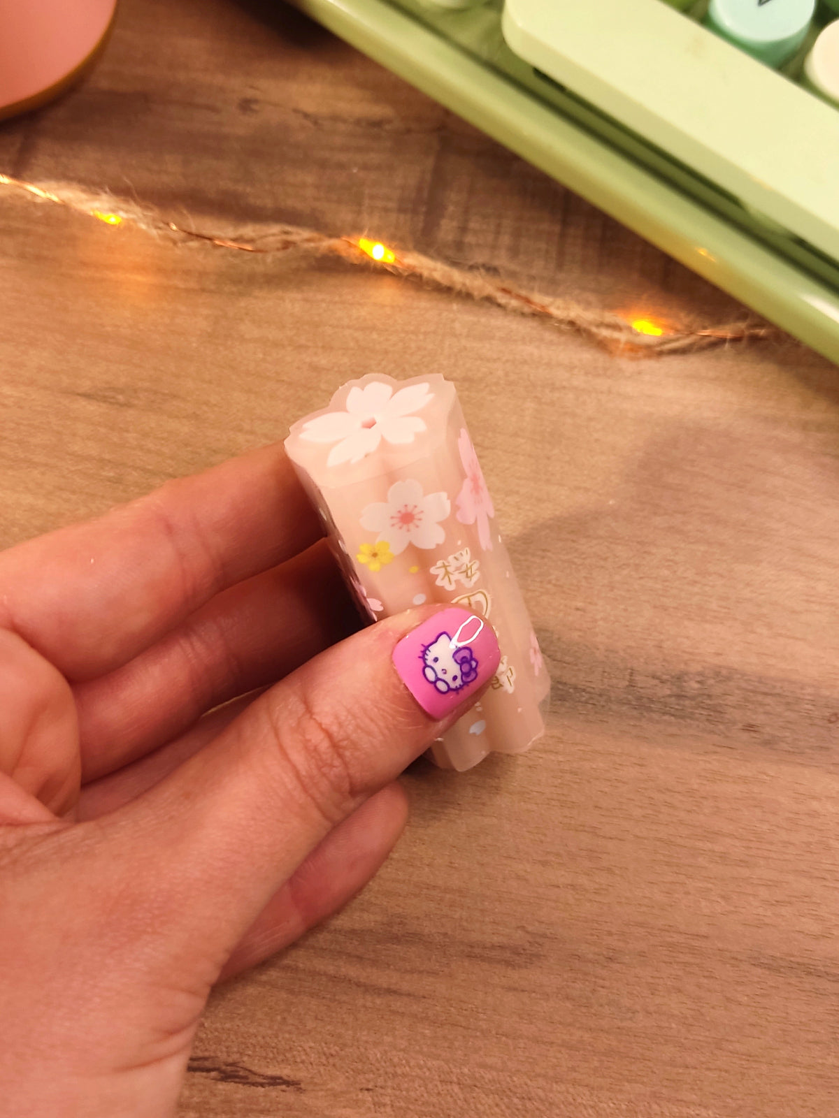 Gomme kawaii en forme de fleur de sakura beige pour la rentrée scolaire.
