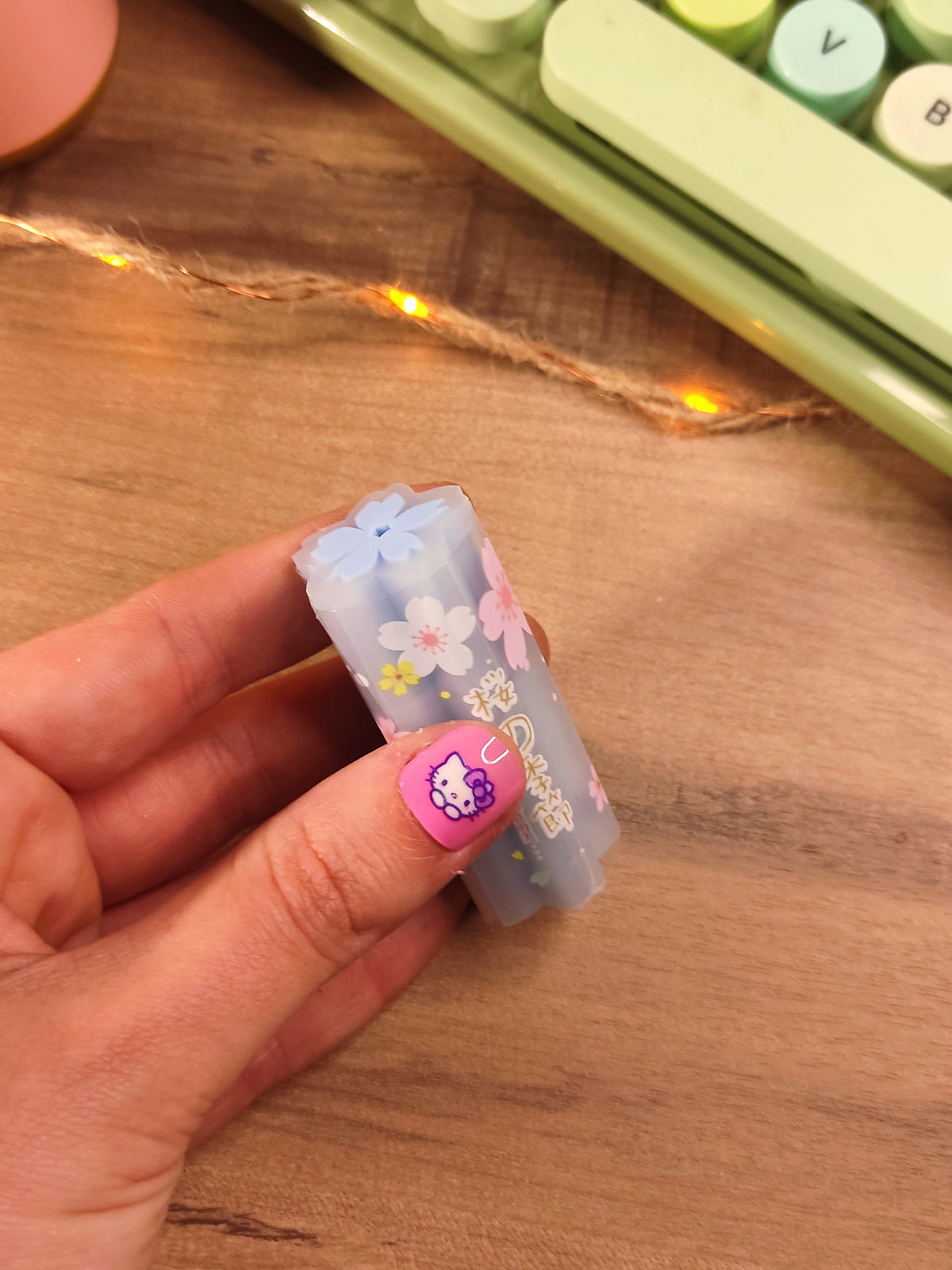 Gomme kawaii en forme de fleur de sakura bleuepour la rentrée scolaire.
