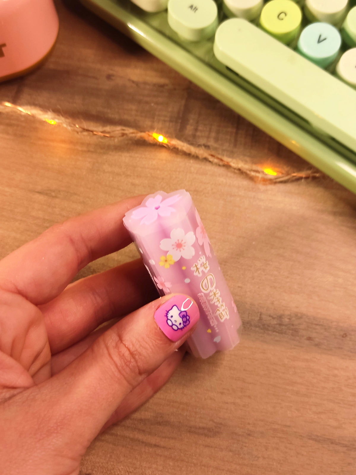 Gomme kawaii en forme de fleur de sakura rose pour la rentrée scolaire.