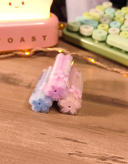 Gomme kawaii en forme de fleur de sakura rose pour la rentrée scolaire.