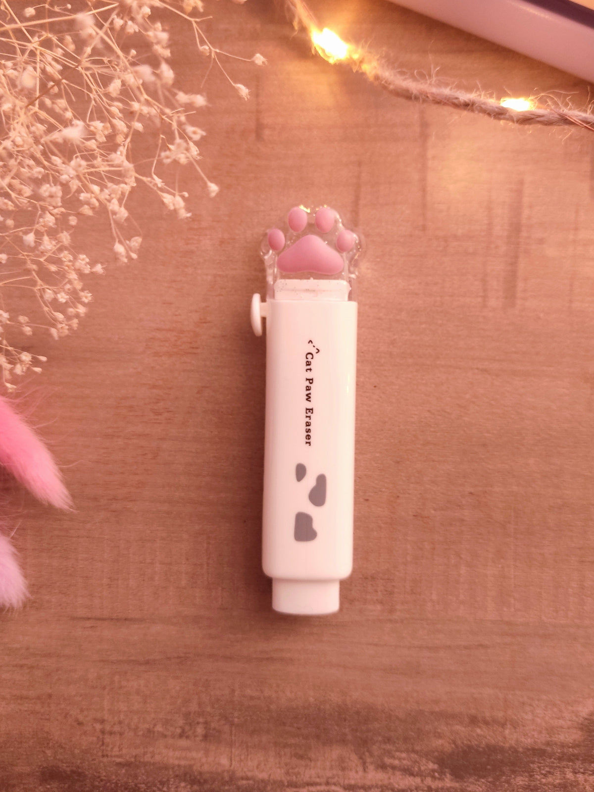 Gros plan sur la gomme kawaii patte de chat couleur blanc.