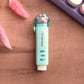 Gros plan sur la gomme kawaii patte de chat couleur rosbleu/vert