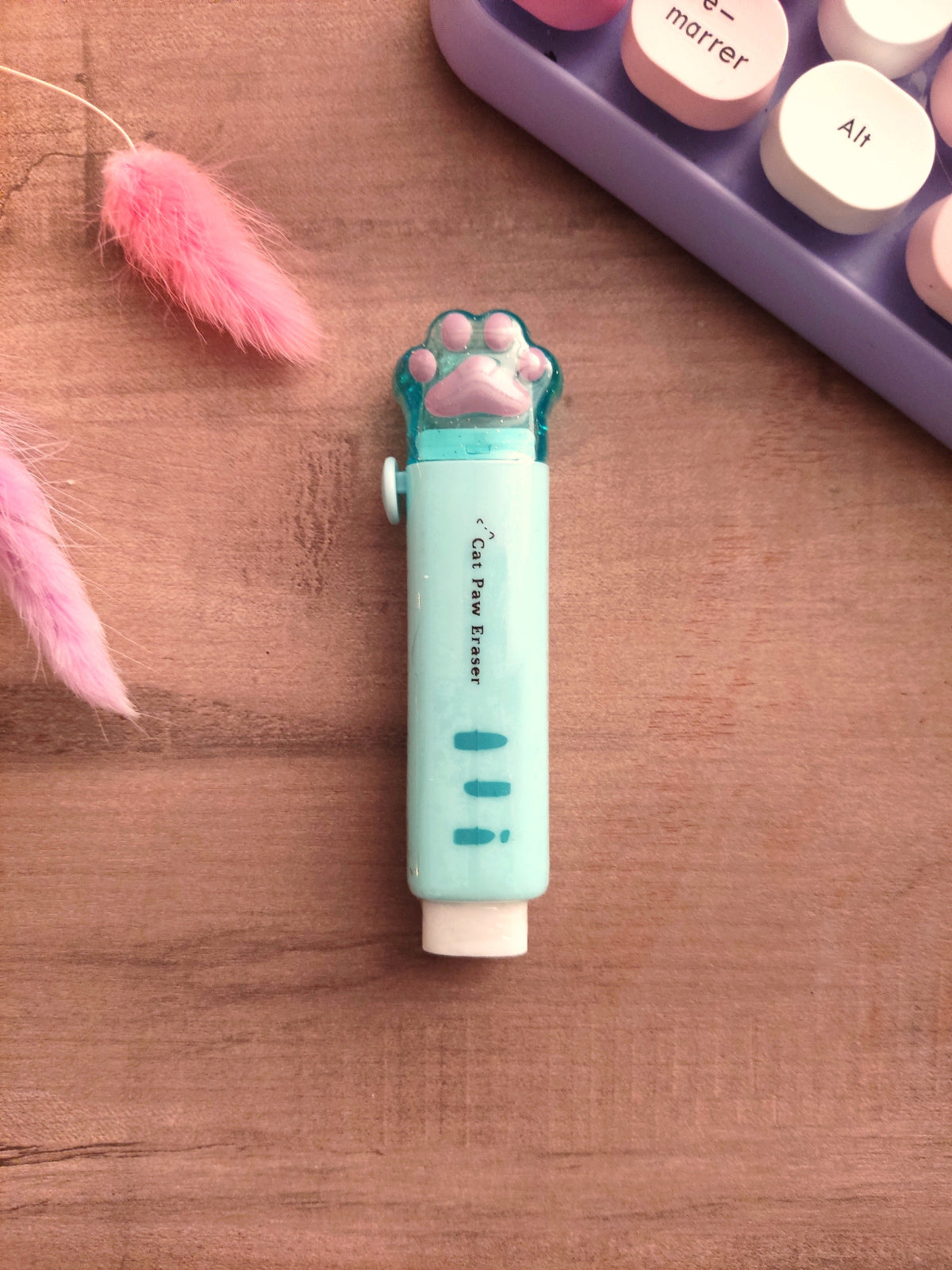 Gros plan sur la gomme kawaii patte de chat couleur rosbleu/vert