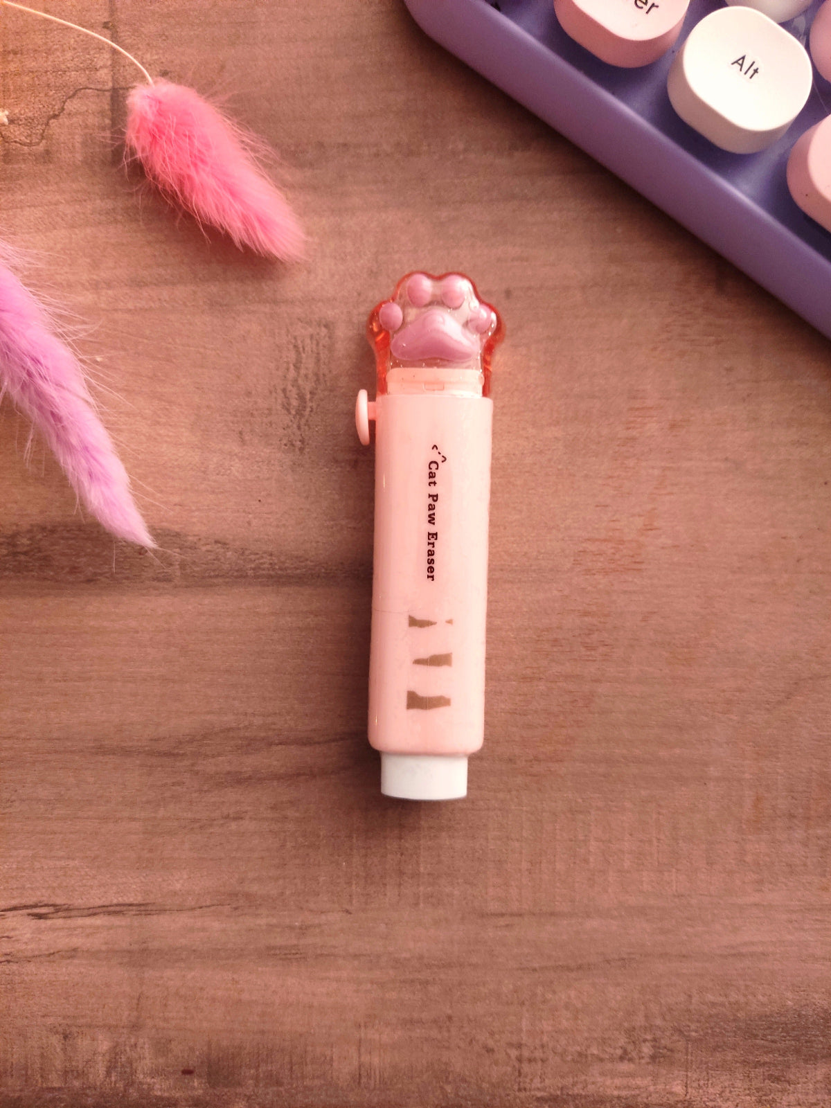 Gros plan sur la gomme kawaii patte de chat couleur orange.
