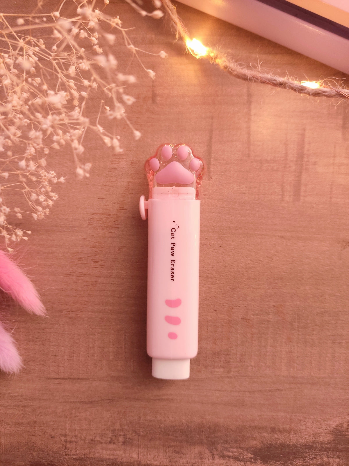 Gros plan sur la gomme kawaii patte de chat couleur rose.