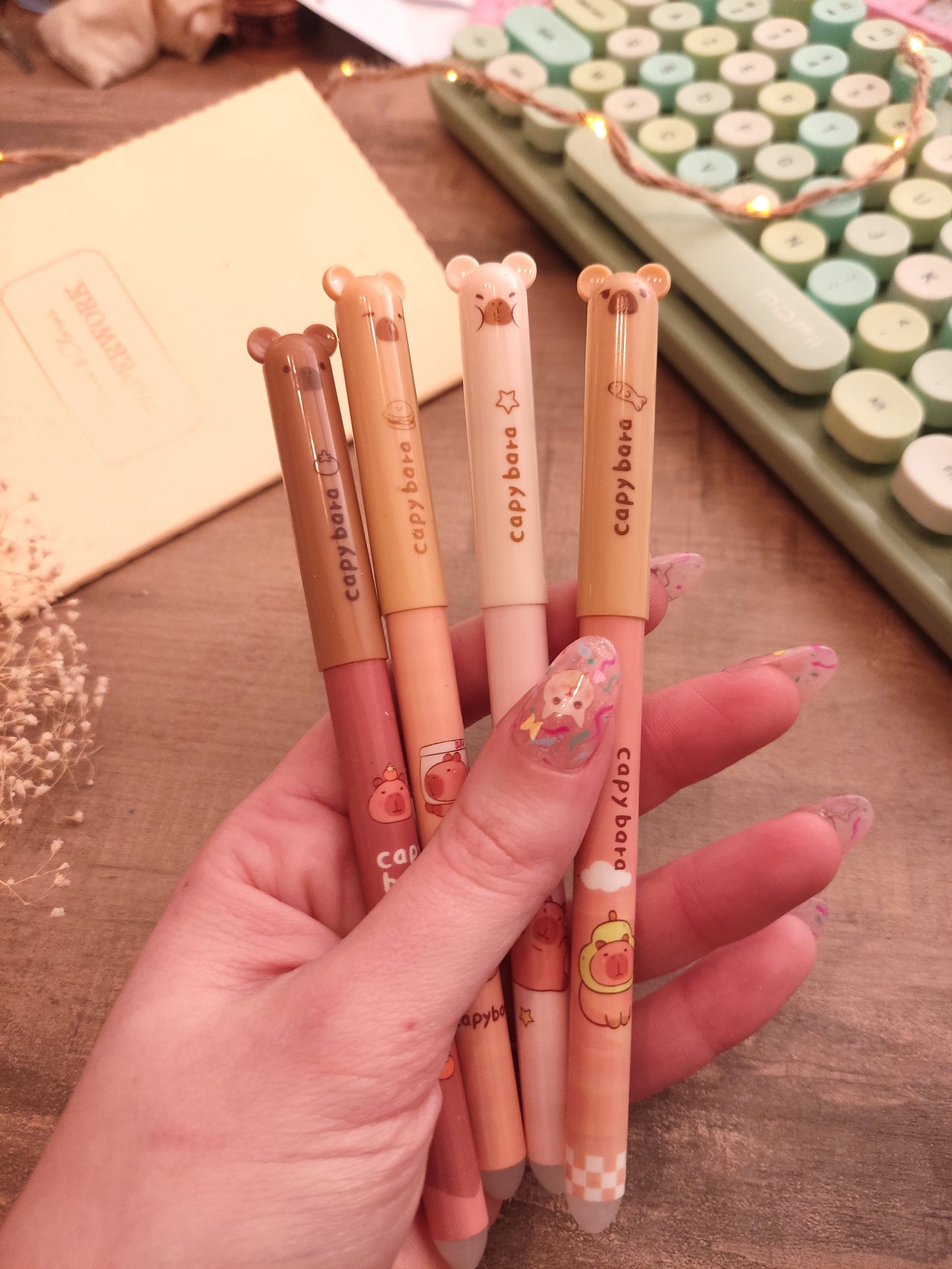 Stylo Gel Effaçable Capybara | Encre Noire Thermosensible | Gomme Intégrée | Accessoire Bureau Kawaii