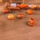Détail des petites figurines capybara amovibles et intervisables à l'intérieur du stylo.