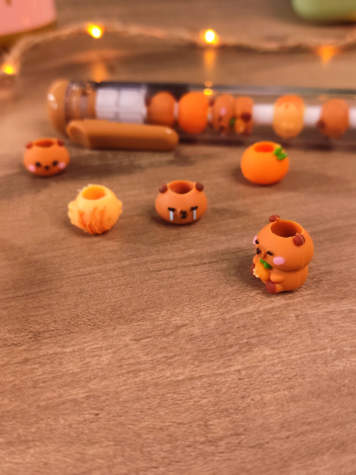 Détail des petites figurines capybara amovibles et intervisables à l'intérieur du stylo.