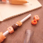 Gros plan sur les figurines oursons en suspension dans le liquide du stylo.