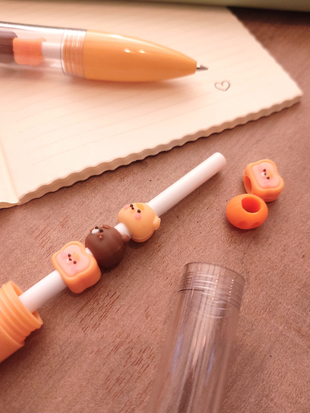 Gros plan sur les figurines oursons en suspension dans le liquide du stylo.