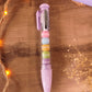 Stylo gel noir kawaii avec figurines de macarons pastel amovibles pour la rentrée.