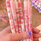 Stylo Gel Noir Dinosaure et Fraise | Papeterie Kawaii Rose & Mignonne | 6 Modèles Uniques