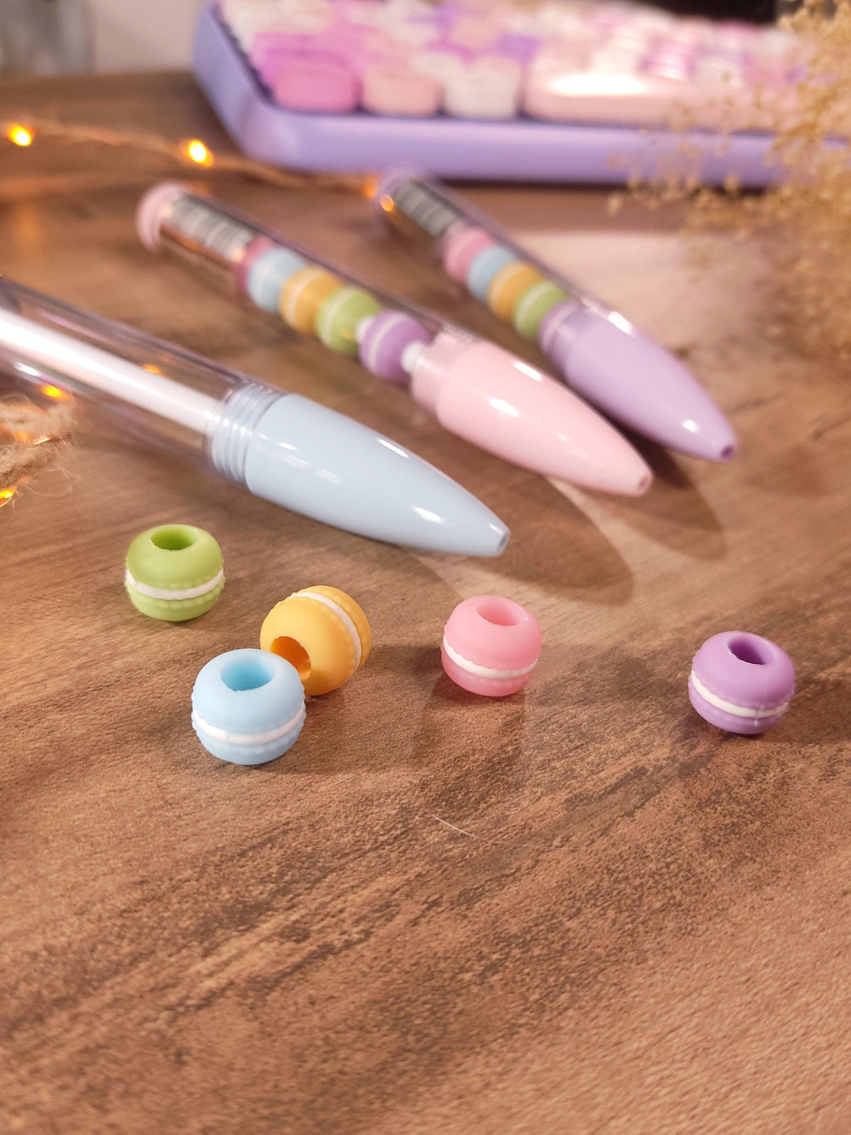 Détail des petites figurines macarons pastel interchangeables dans le stylo.