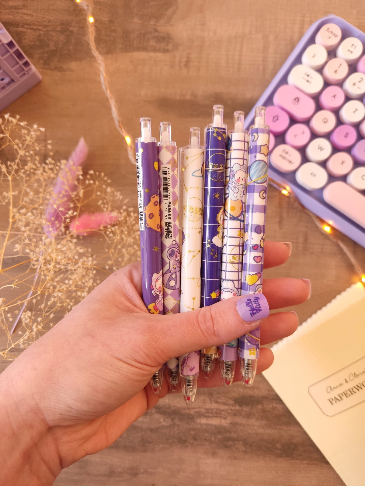 Détail du motif ourson astronaute et étoiles sur un stylo fantaisie.