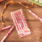 Stylos dinosaures et fraises rangés dans une trousse d'école pour le collège et lycée.