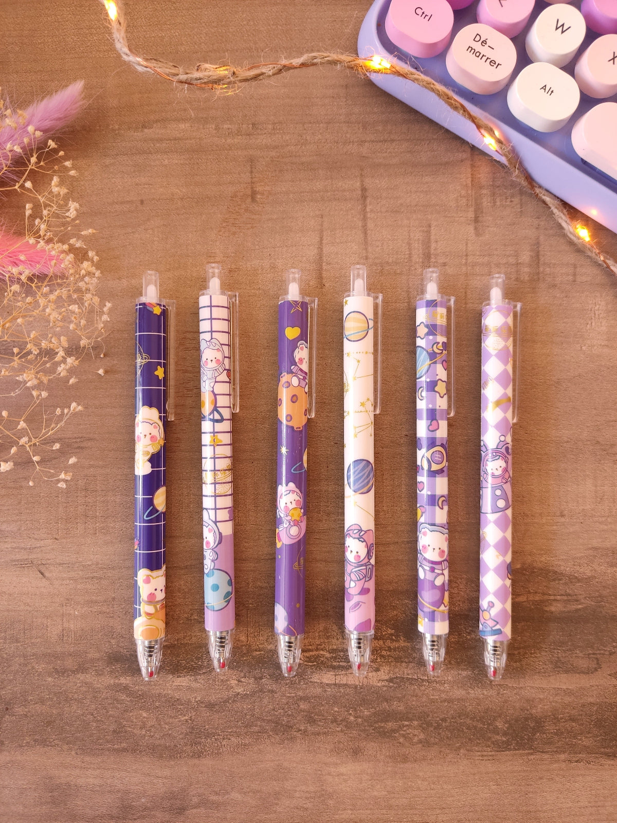 Collection de stylos gel noirs ourson astronaute kawaii pour la rentrée des classes.