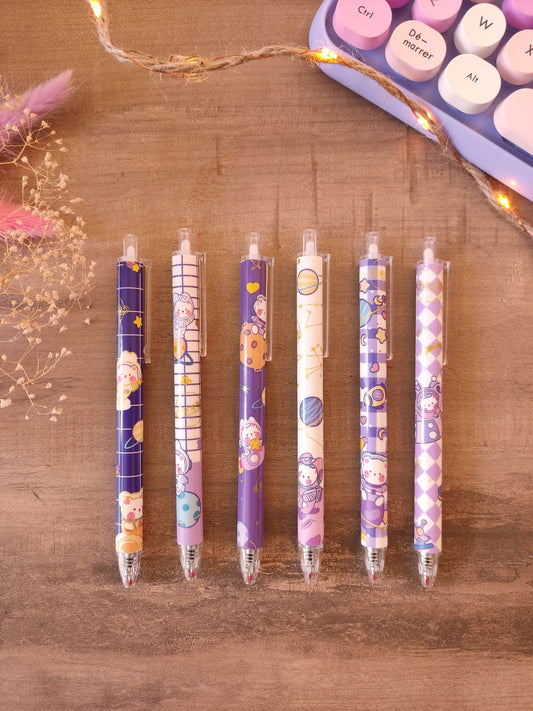 Collection de stylos gel noirs ourson astronaute kawaii pour la rentrée des classes.