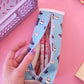 Intérieur de la trousse brique de lait remplie de stylos, surligneurs et gommes.