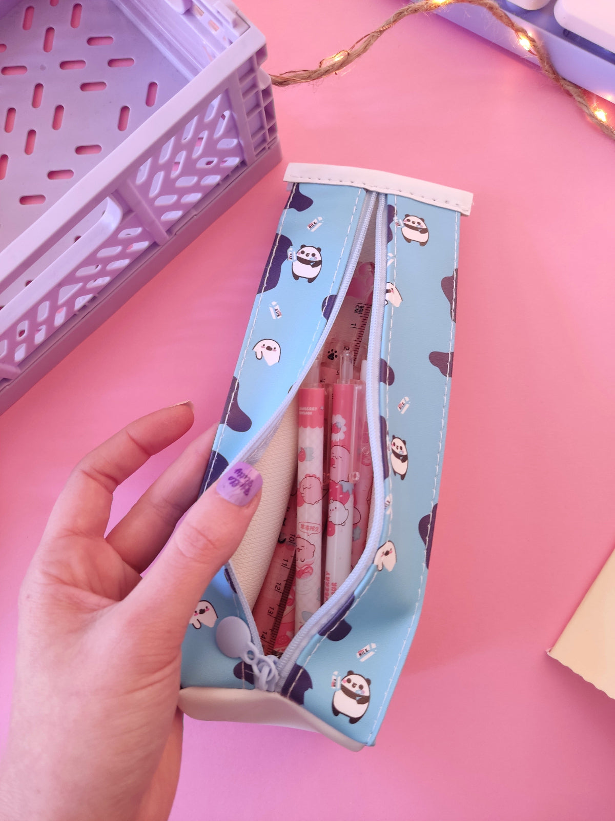 Intérieur de la trousse brique de lait remplie de stylos, surligneurs et gommes.