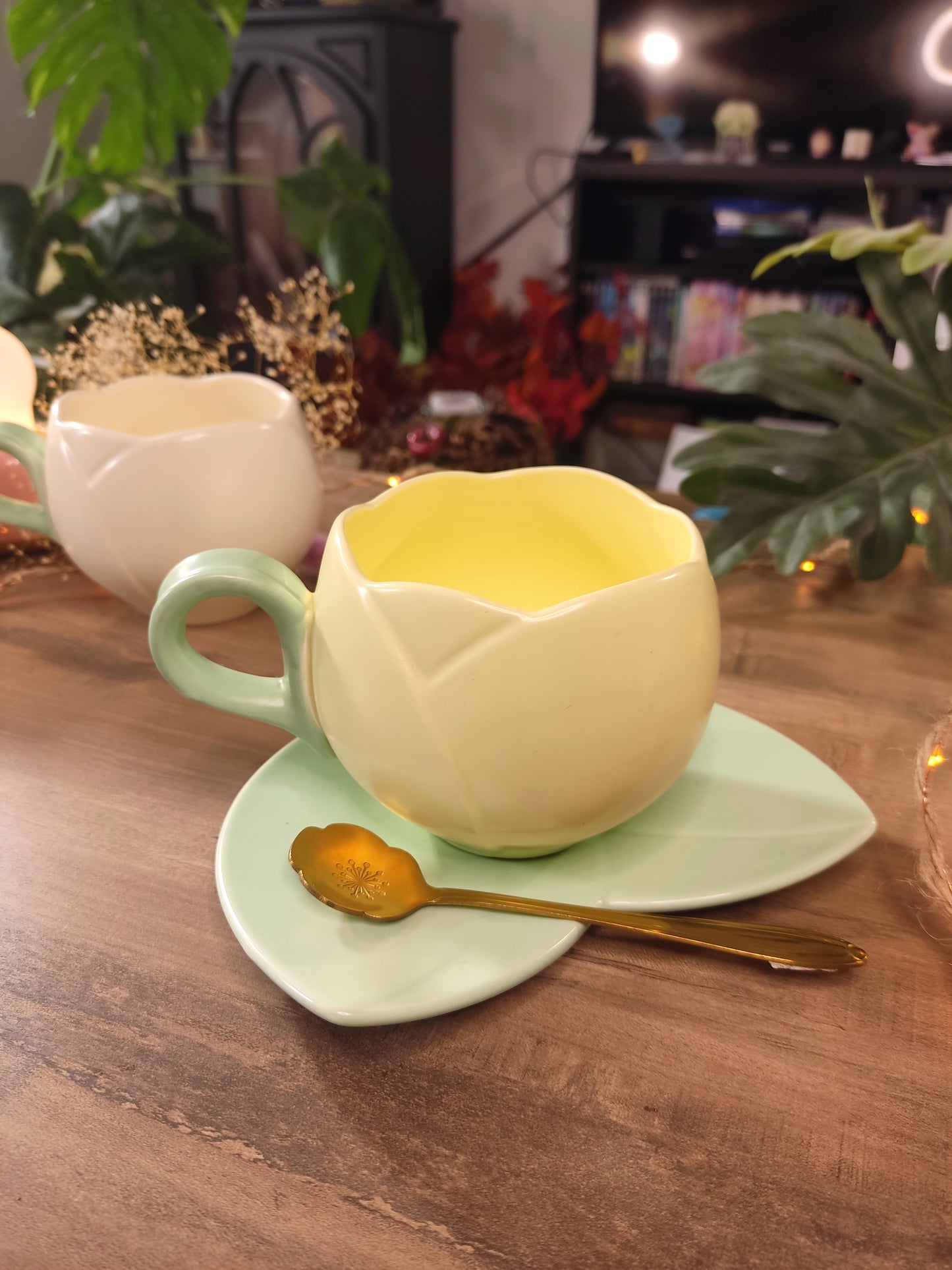 Tasse Tulipe Jaune avec Soucoupe en Forme de Feuille | Mug Floral et Original | Tasse à Café ou Thé Élégante