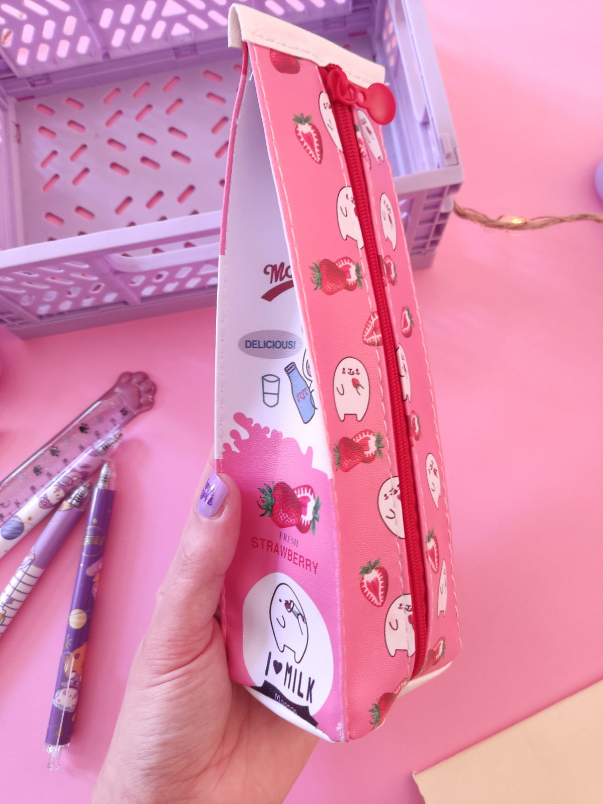 Trousse brique de lait rose motif fraise style kawaii pour le collège et lycée.