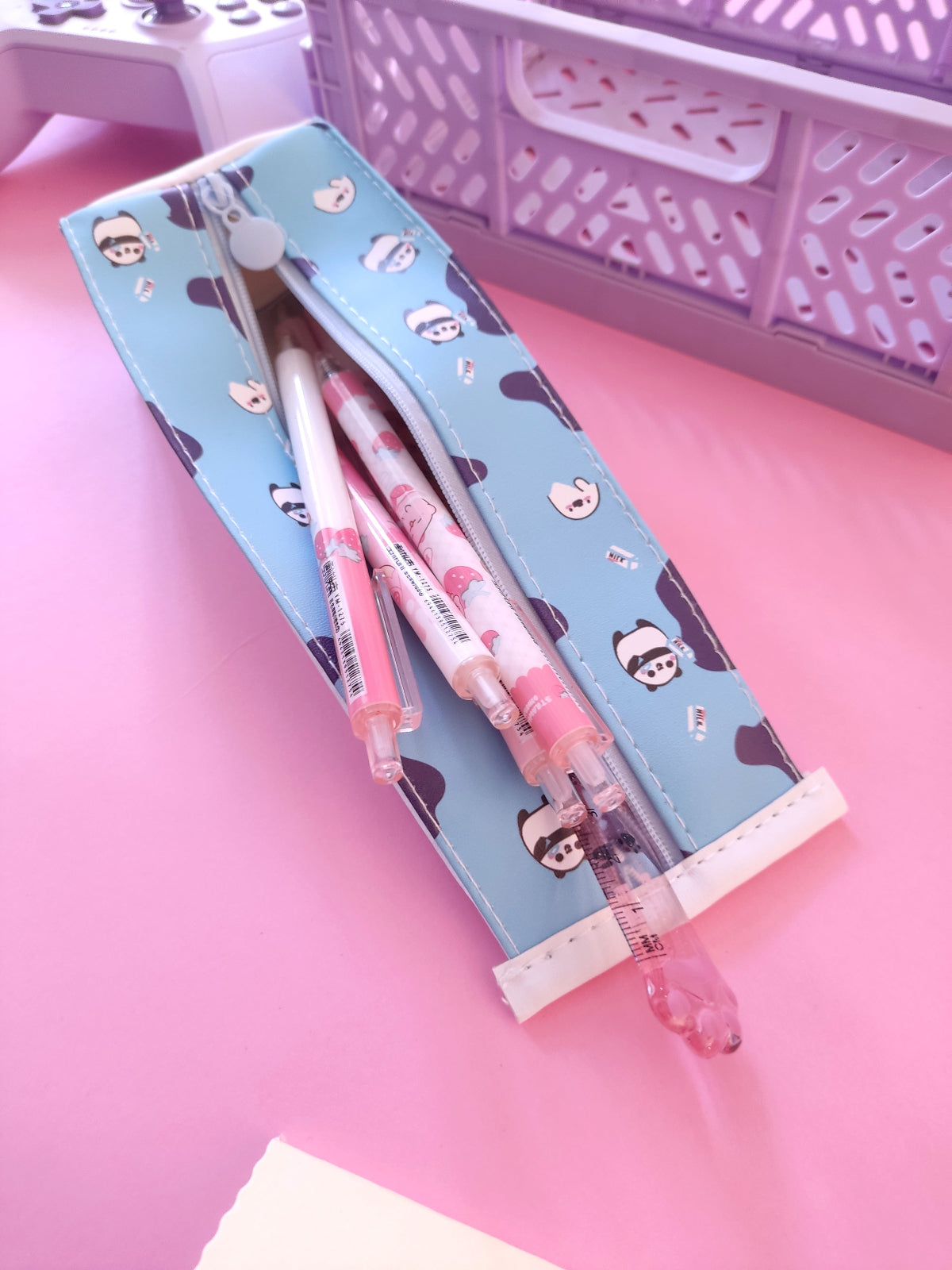 Trousse originale brique de lait bleu et blanc pour ranger les fournitures scolaires.