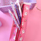 Intérieur de la trousse brique de lait remplie de stylos, surligneurs et gommes.