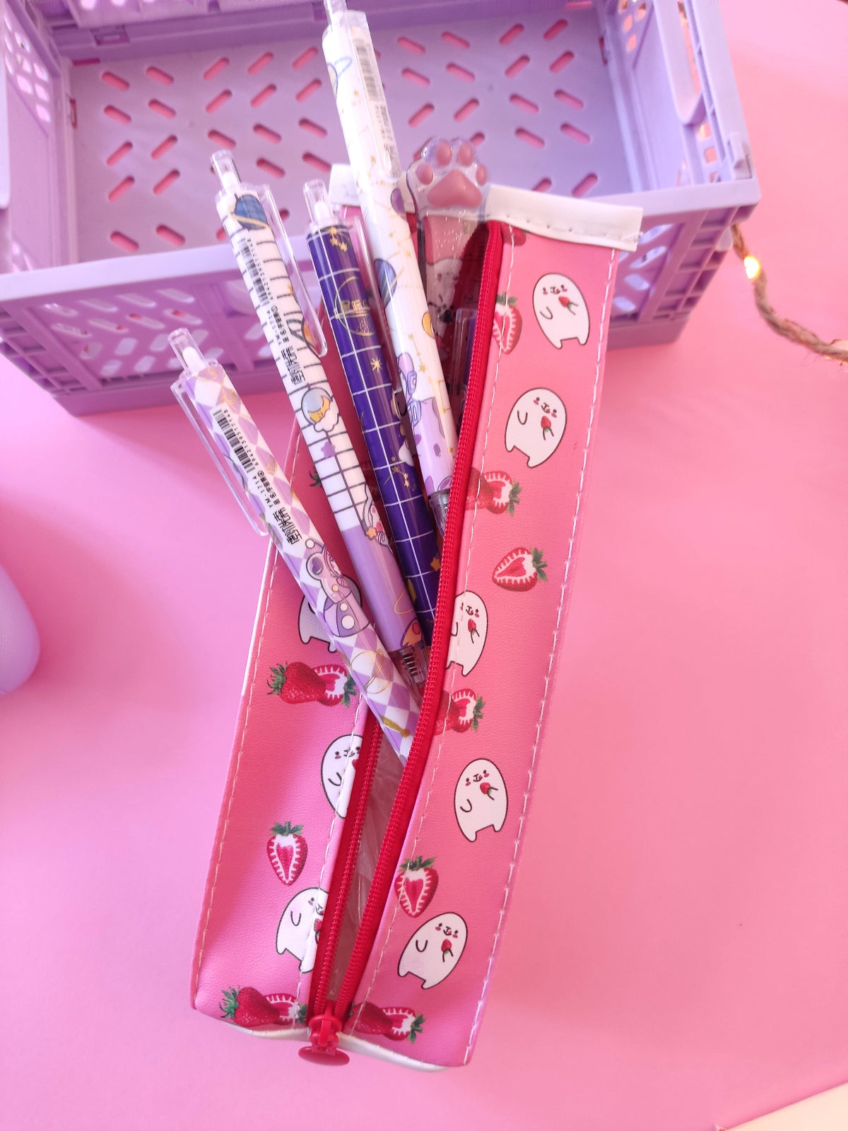 Intérieur de la trousse brique de lait remplie de stylos, surligneurs et gommes.