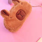 Zoom sur le tissu doux effet doudou de la trousse peluche capybara.